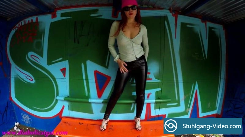 janet - Pooping At The Bus Stop [UltraHD 4K] Stuhlgang Porno