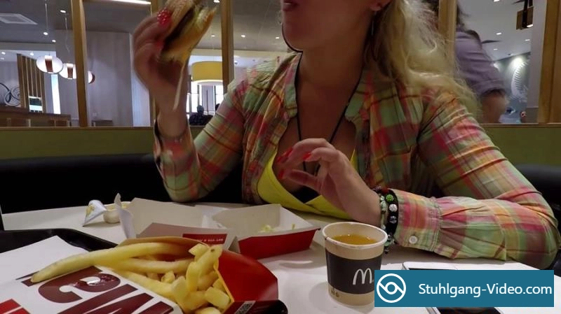 Janet - McDonalds Poop and Pee [FullHD 1080p] Stuhlgang Porno