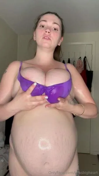 Lylasbigheart - 3 Minute Baby Oil Topless Video [SD] Schwangere Pornos
